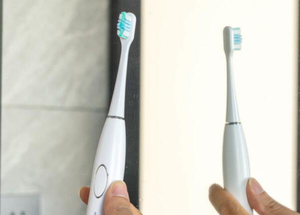 使用電動(dòng)牙刷手抖正常嗎？刷博士來(lái)解答！